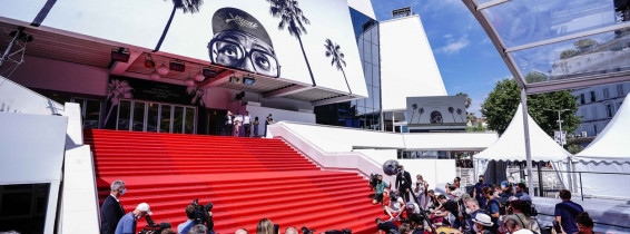 Pose du tapis rouge devant le palais des festivals, quelques heures avant l'ouverture du festival de Cannes