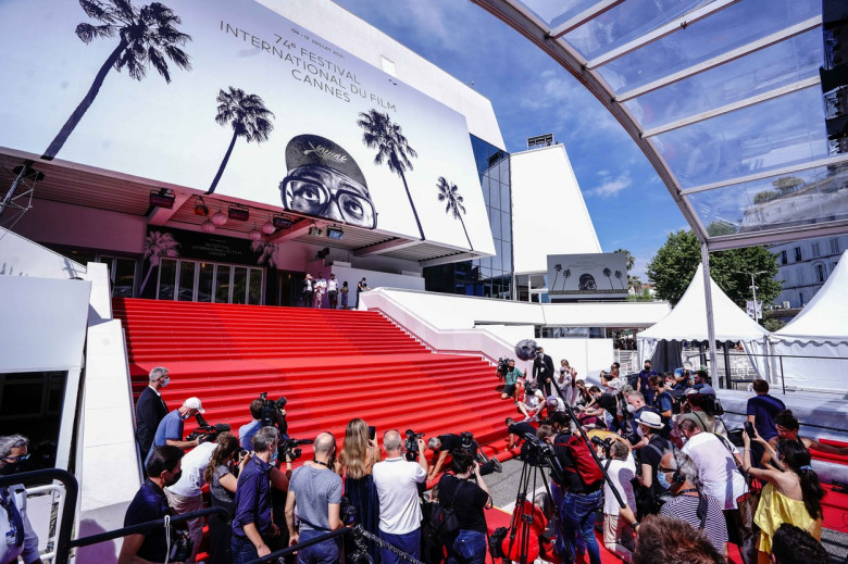 Pose du tapis rouge devant le palais des festivals, quelques heures avant l'ouverture du festival de Cannes