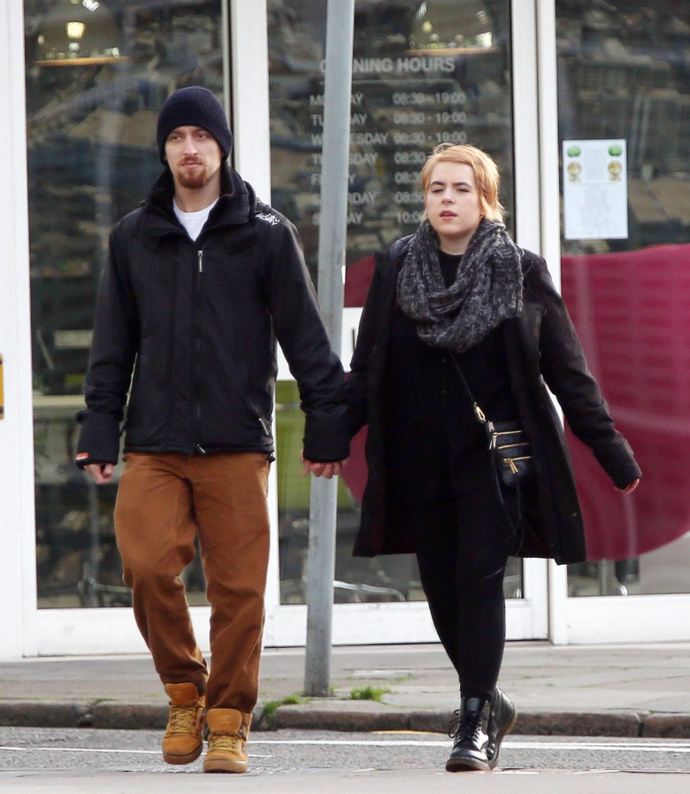 EXC - ISABELLA CRUISE AND MAX PARKER OUT IN LONDON