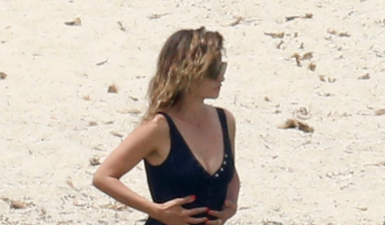 *EXCLUSIVE* Javier Bardem and Penelope Cruz spotted enjoying a day at the beach with their kids out in Sardinia. - ** WEB MUST CALL FOR PRICING **