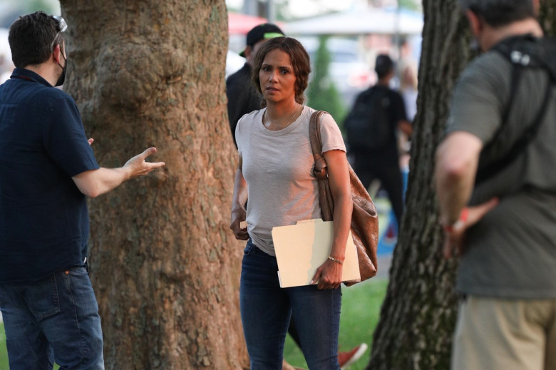 *EXCLUSIVE* Halle Berry is all smiles on the set of "The Mothership"