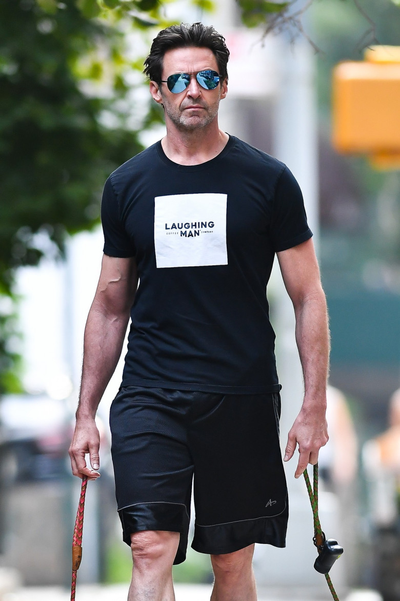 Hugh Jackman, surprins pe străzile din New York