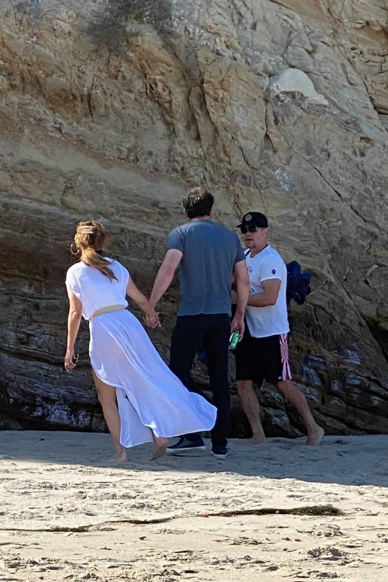 *PREMIUM-EXCLUSIVE* Matt Damon Joins Ben and Jen During Walk on the Beach in L.A.