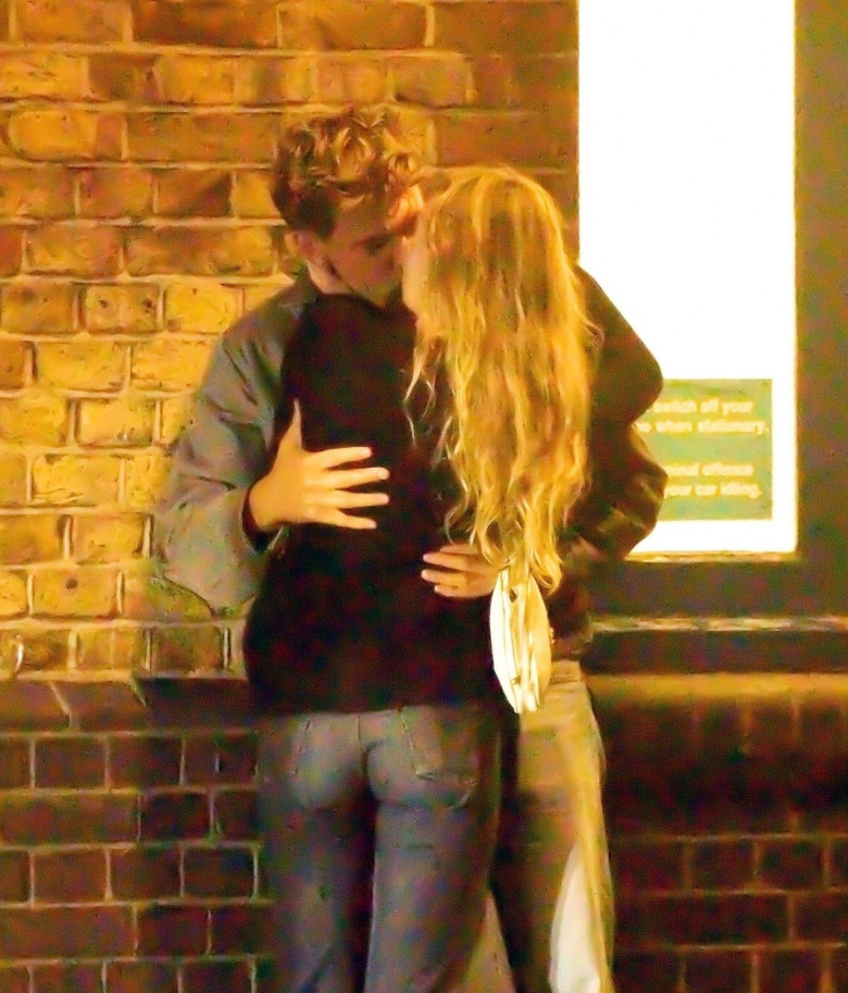 *PREMIUM-EXCLUSIVE* *MUST CALL FOR PRICING* *STRICT WEB EMBARGO UNTIL 21:55 HRS UK TIME ON 10/08/21*DEPP-LY IN LOVE....!!!!Johnny Depp daughter Lily-Rose Depp, 22, pictured packing the PDA with American actor Austin Butler in London!