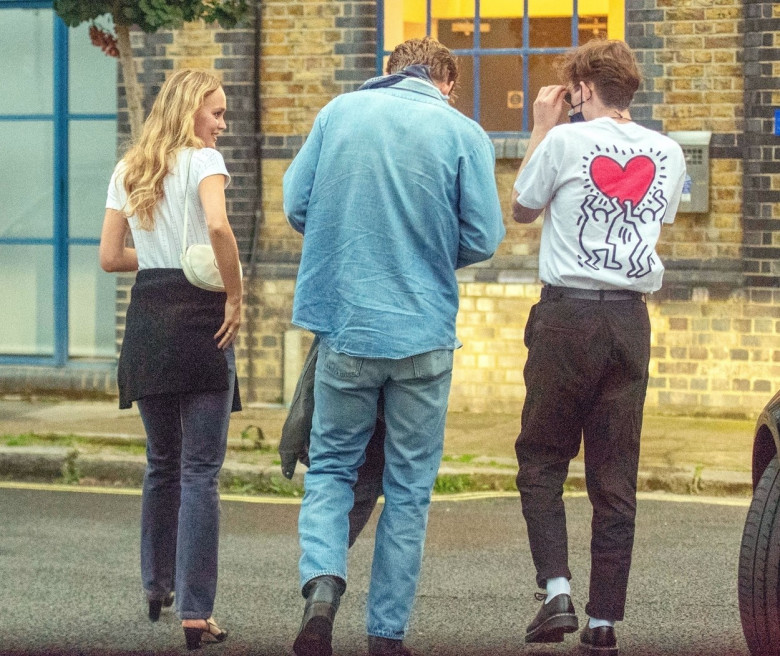 *PREMIUM-EXCLUSIVE* *MUST CALL FOR PRICING* *STRICT WEB EMBARGO UNTIL 21:55 HRS UK TIME ON 10/08/21*DEPP-LY IN LOVE....!!!!Johnny Depp daughter Lily-Rose Depp, 22, pictured packing the PDA with American actor Austin Butler in London!