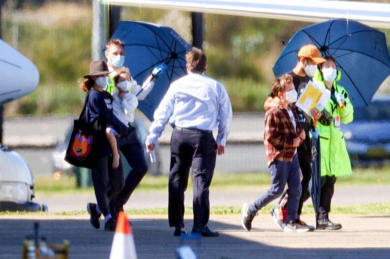 Natalie Portman &amp; Benjamin Millepied fly out of Sydney on a private jet