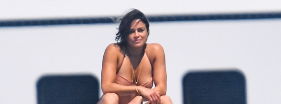 *PREMIUM-EXCLUSIVE* MUST CALL FOR PRICING BEFORE USAGE - STRICTLY NOT AVAILABLE FOR ONLINE USAGE UNTIL 22:20 PM UK TIME ON 24/08/2021 - The American Actress Michelle Rodriguez shows off her voluptuous sexy figure as she soaks up the hot Italian sunshine