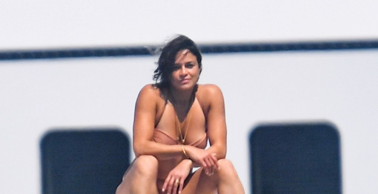*PREMIUM-EXCLUSIVE* MUST CALL FOR PRICING BEFORE USAGE - STRICTLY NOT AVAILABLE FOR ONLINE USAGE UNTIL 22:20 PM UK TIME ON 24/08/2021 - The American Actress Michelle Rodriguez shows off her voluptuous sexy figure as she soaks up the hot Italian sunshine