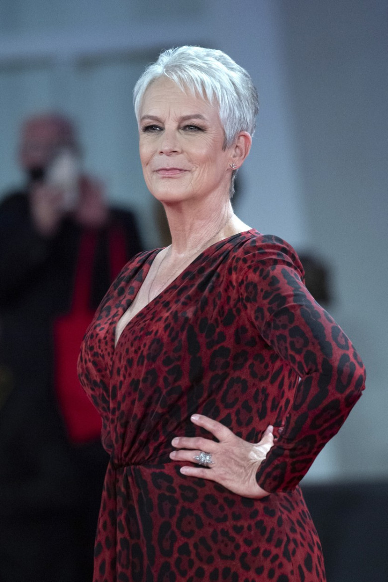 Jamie Lee Curtis intr-o rochie rosie