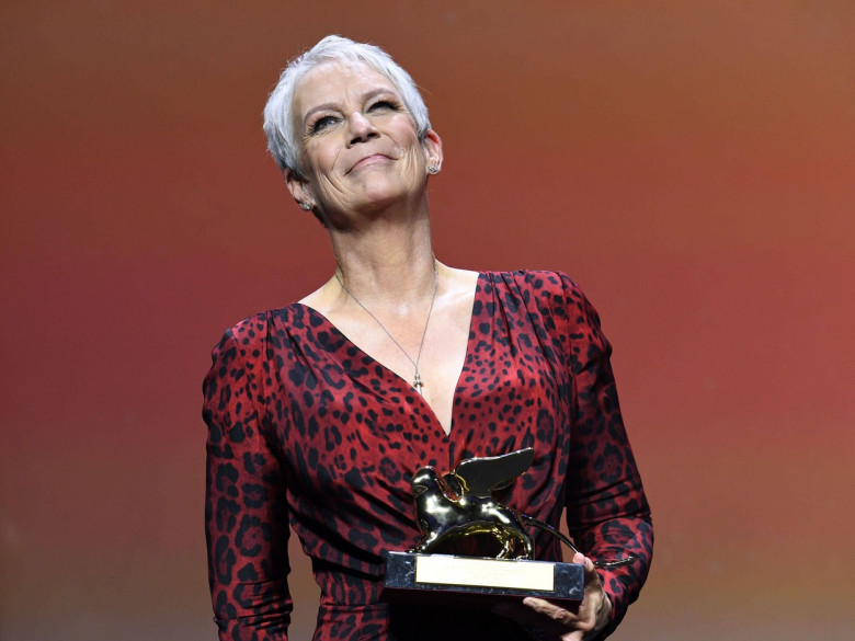 Jamie Lee Curtis intr-o rochie rosie