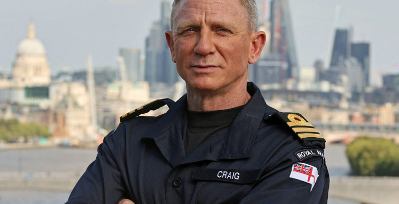 Daniel Craig porte son grade honorifique de commandant de la Royal Navy