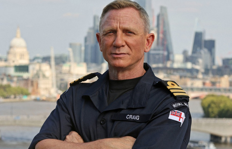 Daniel Craig porte son grade honorifique de commandant de la Royal Navy