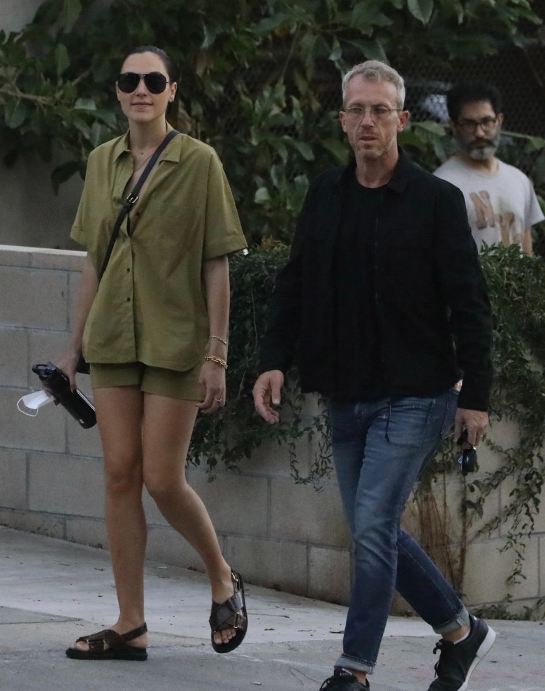 Gal Gadot, surprinsă la plimbare cu Yaron Versano pe străzile din Hollywood