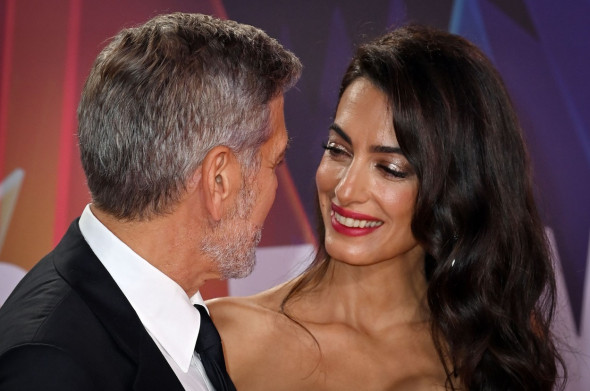 George Clooney și Amal Clooney la premiera The tender Bar, Londra
