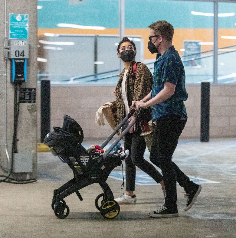 Macaulay Culkin, fotografiat la cumpărături alături de fiul și partenera sa