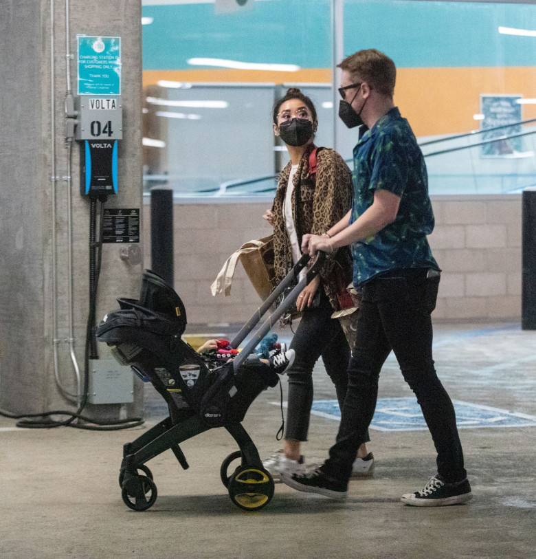 Macaulay Culkin, fotografiat la cumpărături alături de fiul și partenera sa