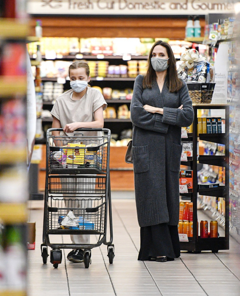 EXCLUSIVE: Angelina Jolie Does Some Grocery Shopping With Daughter Vivienne at Gelson's Supermarket in Hollywood, CA.