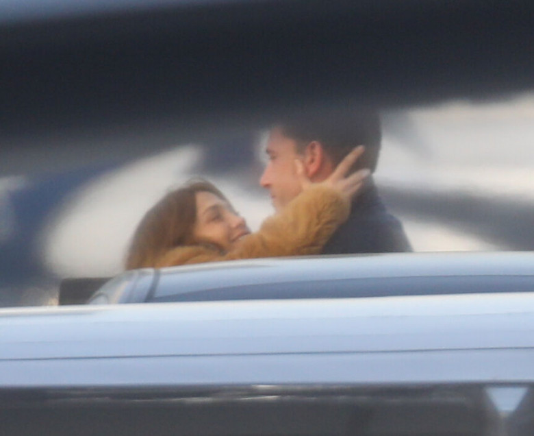 Jennifer Lopez și Ben Affleck, surprinși în ipostaze tandre pe aeroport