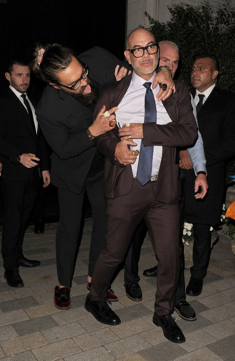 Jason Momoa, fotografiat în ipostaze jenante la petrecerea organizată după lansarea ”House of Gucci”