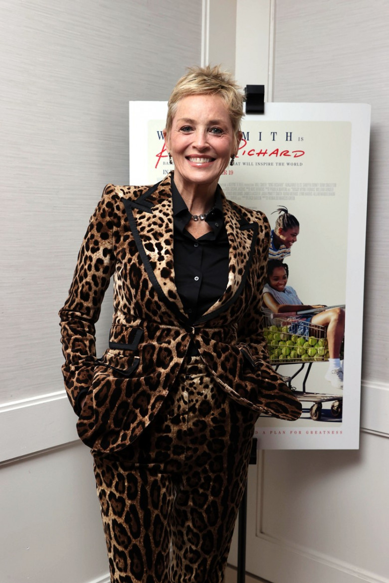 Sharon Stone, într-un costum cu animal print la lansarea filmului ”King Richard”