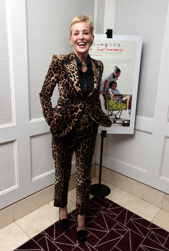 Sharon Stone, într-un costum cu animal print la lansarea filmului ”King Richard”