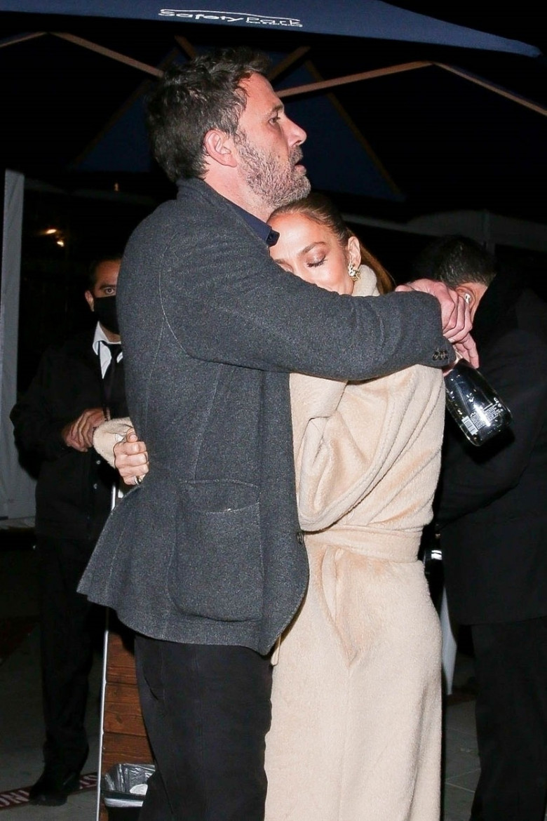 Jennifer Lopez și Ben Affleck, surprinși în ipostaze tandre după o întâlnire romantică