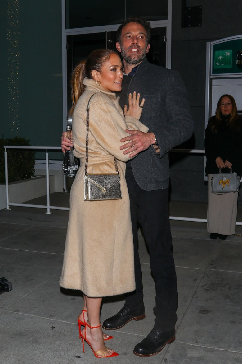Jennifer Lopez și Ben Affleck, surprinși în ipostaze tandre după o întâlnire romantică.  Profimedia