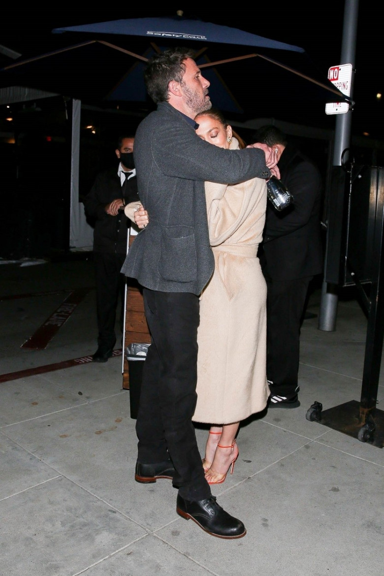 Jennifer Lopez și Ben Affleck, surprinși în ipostaze tandre după o întâlnire romantică.  Profimedia