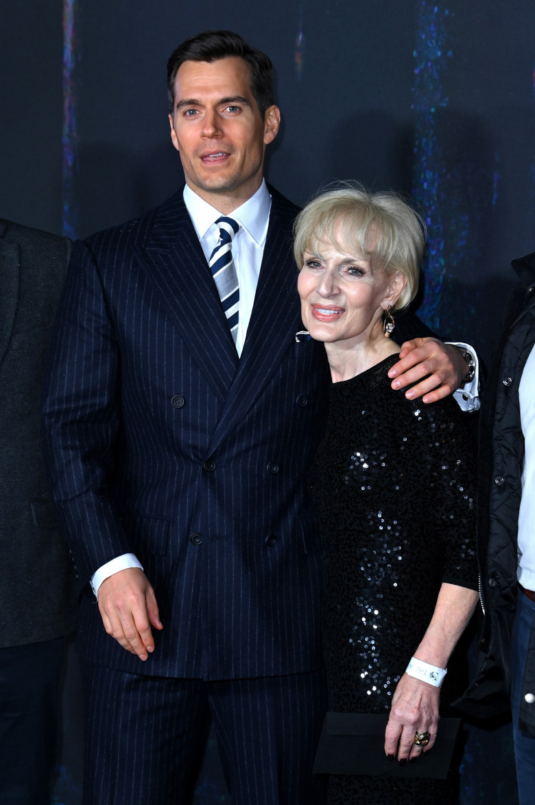 Henry Cavill, însoțit de mama lui la premiera ”The Witcher”