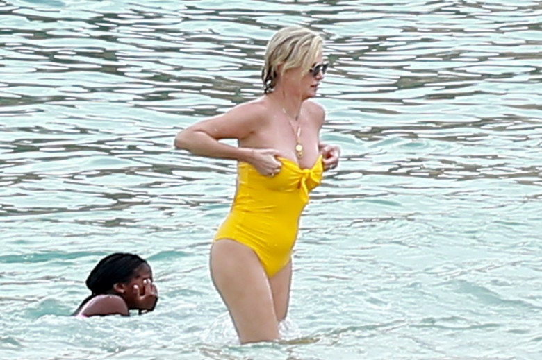 Charlize Theron in costum de baie