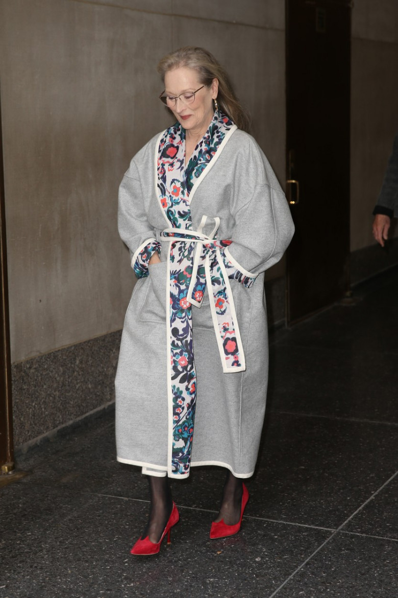 Meryl Streep a ieșit pe stradă într-o haină care pare a fi halat de baie. Profimedia