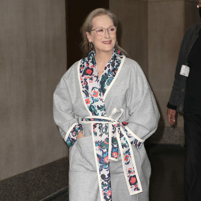 Meryl Streep a ieșit pe stradă într-o haină care pare a fi halat de baie. Profimedia
