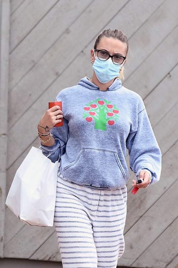 EXCLUSIVE: Scarlett Johansson Dressed In COVID-Casual As She Picks Up Breakfast In The Hamptons