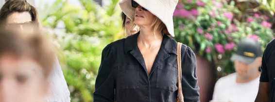 *EXCLUSIVE* Julia Roberts shops for a hat while vacationing on the Gold Coast!