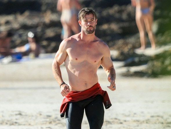 EXCLUSIVE: *NO DAILYMAIL ONLINE*Pecs Appeal! Chris Hemsworth Shows Off All The Benefits Of His Very Own 'Centr Fit' Workout App, Exhibiting His Gym-Honed Physique For All To See, During A Beach Outing In Byron Bay!