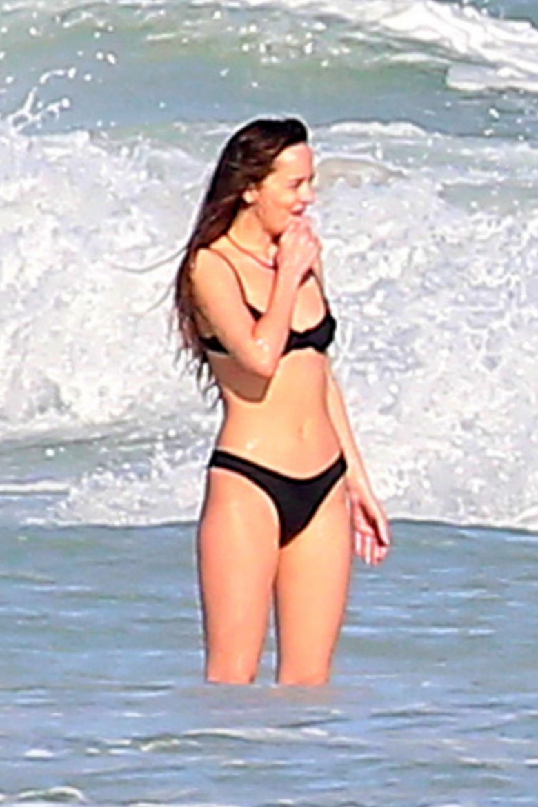 *PREMIUM-EXCLUSIVE* Chris Martin and Dakota Johnson displayed their beach-ready bodies while Holidaying in Mexico! **WEB EMBARGO UNTIL 7 PM ET on December 31, 2021**