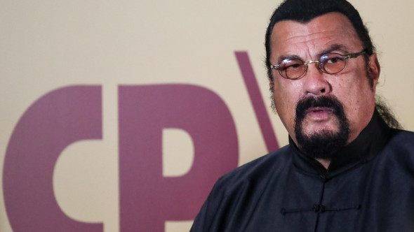 Cum arată a patra soție a lui Steven Seagal, o balerină mongolă care i-a dăruit al șaptelea copil. Poze rare de familie