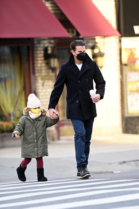 Bradley Cooper, surprins la plimbare cu fiica sa în vârstă de patru ani/ Profimedia