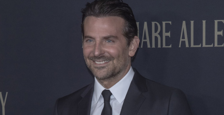 Bradley Cooper, complet dezbrăcat pe platourile de filmare de la „Nightmare Alley”/ Profimedia