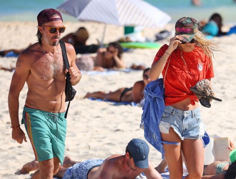 Fosta soție a lui a lui Sean Penn, surprinsă la plajă cu un actor