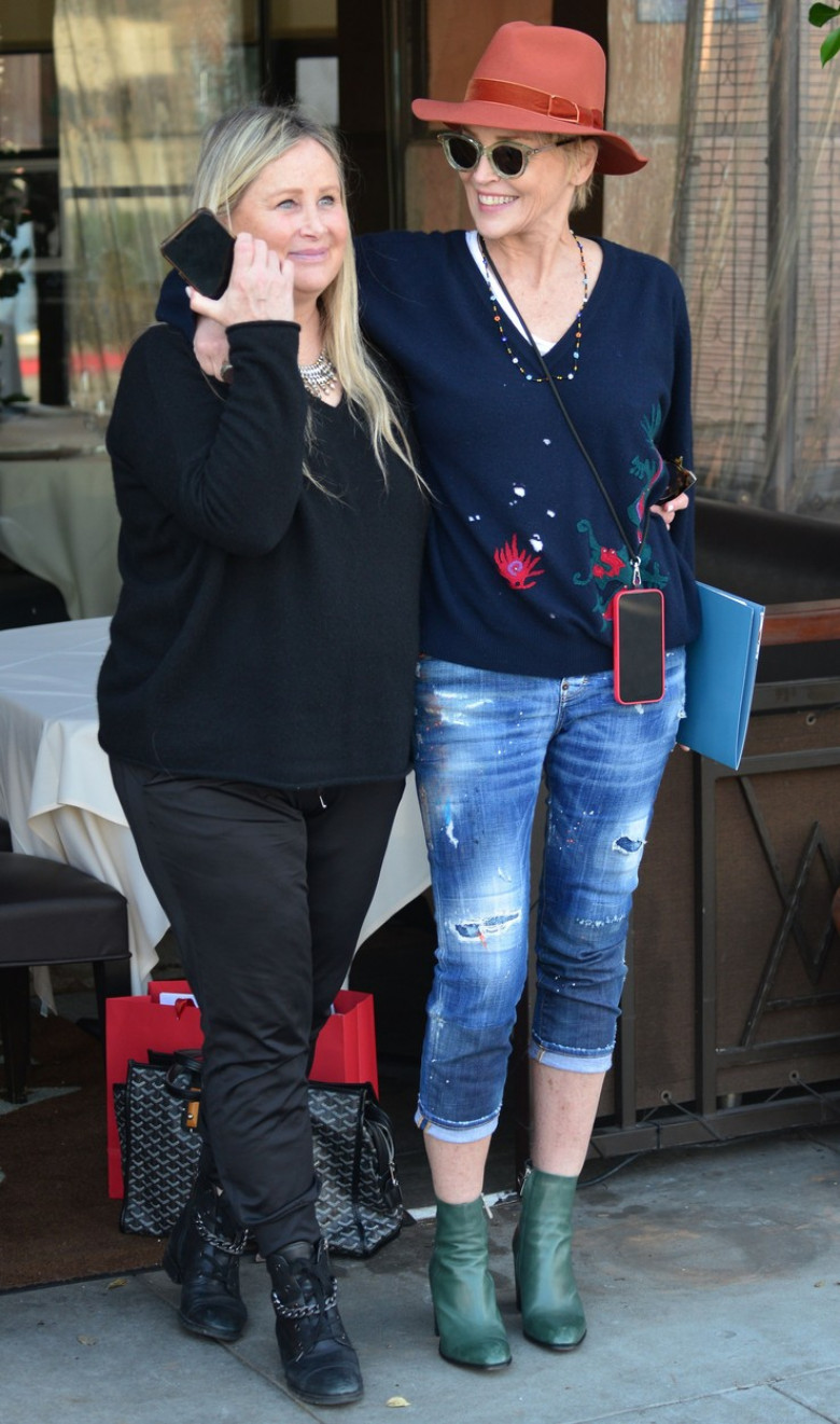 Sharon Stone, fotografiată la plimbare în Beverly Hills cu sora ei
