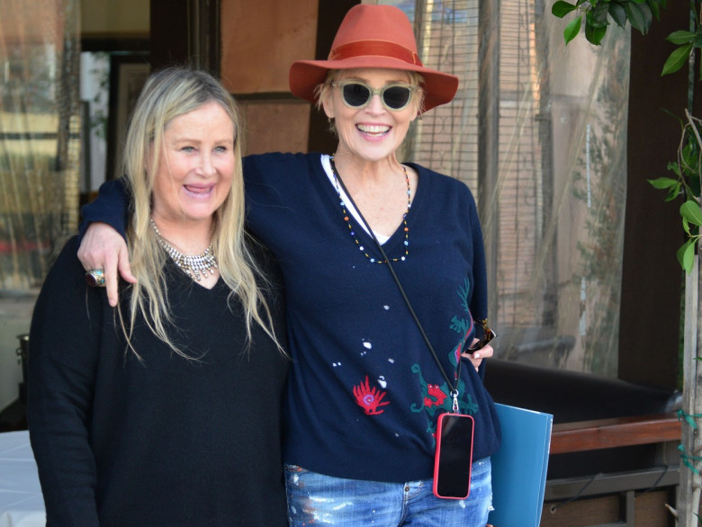 Sharon Stone, fotografiată la plimbare în Beverly Hills cu sora ei