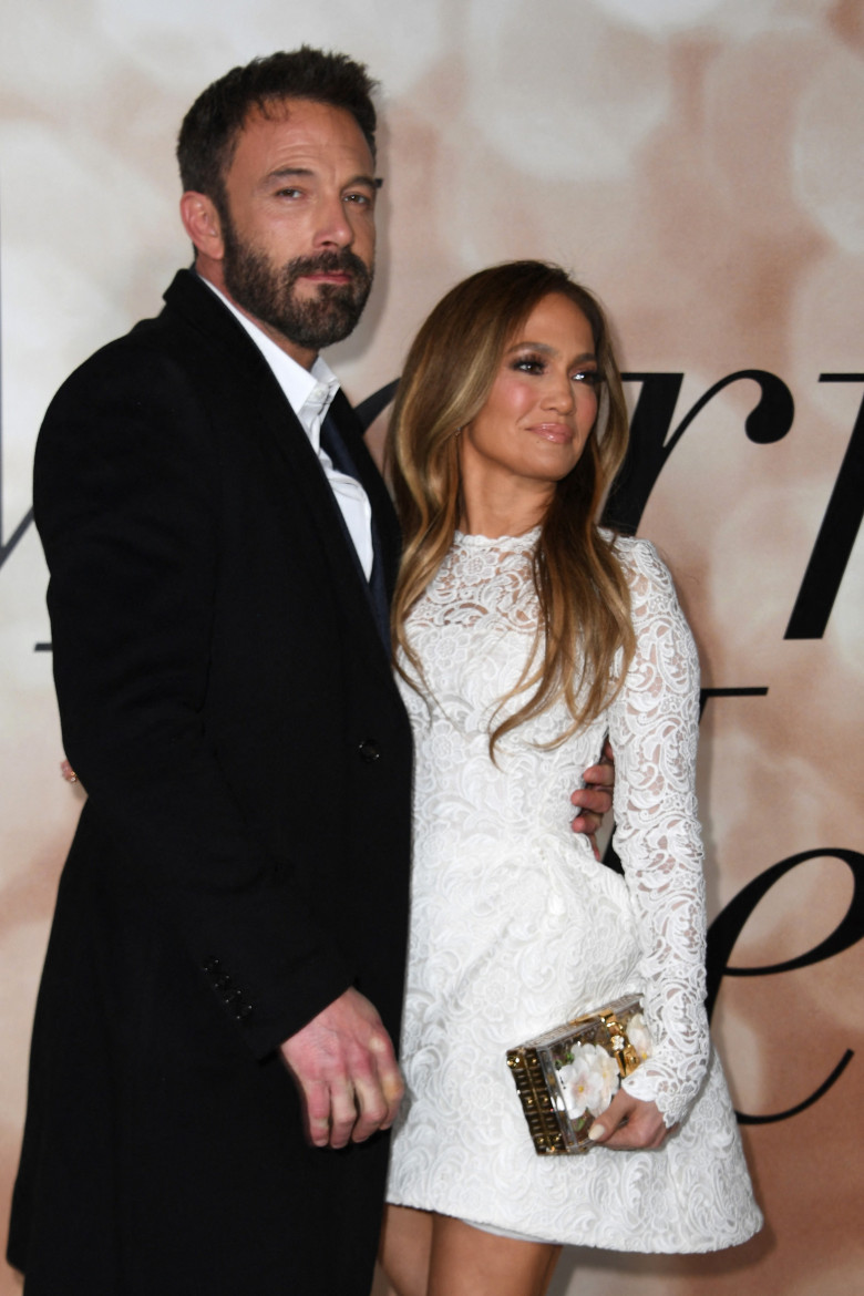 Jennifer Lopez, într-o rochie scurtă, la 52 de ani, la proiecția specială a filmului ”Marry Me” (7)