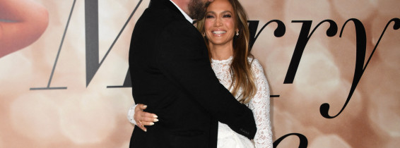 Jennifer Lopez, într-o rochie scurtă, la 52 de ani, la proiecția specială a filmului ”Marry Me” (9)