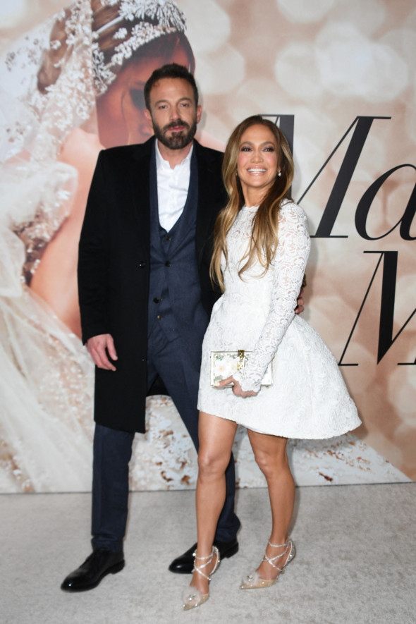 Jennifer Lopez, într-o rochie scurtă, la 52 de ani, la proiecția specială a filmului ”Marry Me” (13)