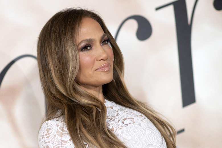 Jennifer Lopez, într-o rochie scurtă, la 52 de ani, la proiecția specială a filmului ”Marry Me”