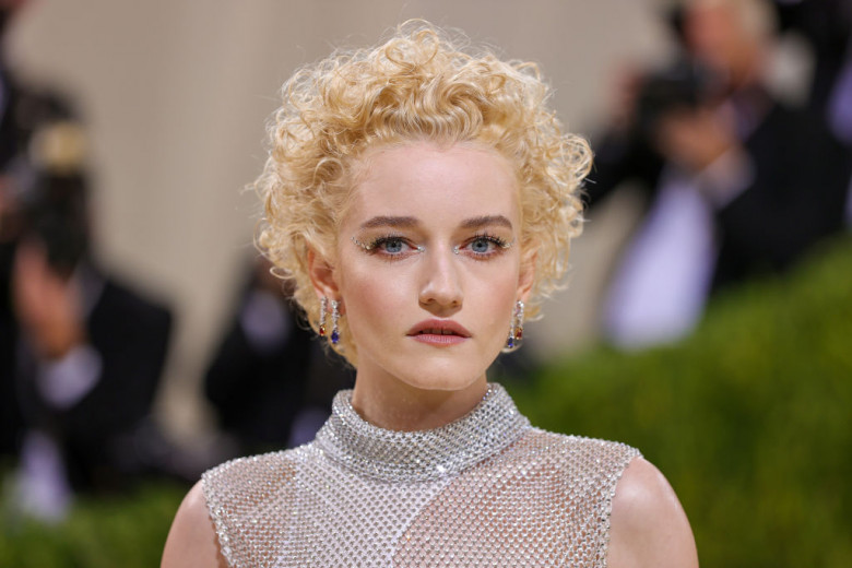 Julia Garner, actrița care îi dă viață Annei Delvey în Inventing Anna   Instagram