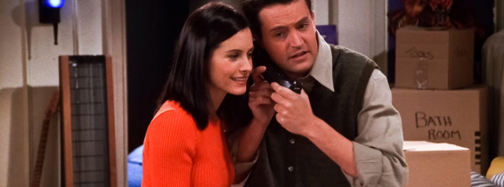USA. Courteney Cox and Matthew Perry in a scene from (C)NBC TV series: Friends (1994-2004) ( Season 5, episode 14).Ref: LMK110-J7189-180621 Supplied by LMKMEDIA. Editorial Only.Landmark Media is not the copyright owner of these Film or TV stills but pr