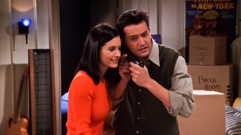 USA. Courteney Cox and Matthew Perry in a scene from (C)NBC TV series: Friends (1994-2004) ( Season 5, episode 14).Ref: LMK110-J7189-180621 Supplied by LMKMEDIA. Editorial Only.Landmark Media is not the copyright owner of these Film or TV stills but pr
