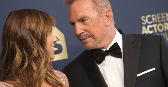 Kevin Costner, mai îndrăgostit ca oricând de soția sa. Christine  Baumgartner a strălucit într-o rochie cu decolteu adânc, la SAG Awards 2022
